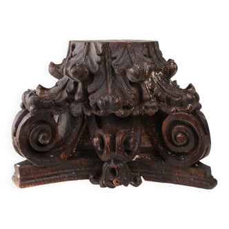 Un ancien chapiteau de colonne corinthienne sculpté à la main, France, XVIIIe siècle