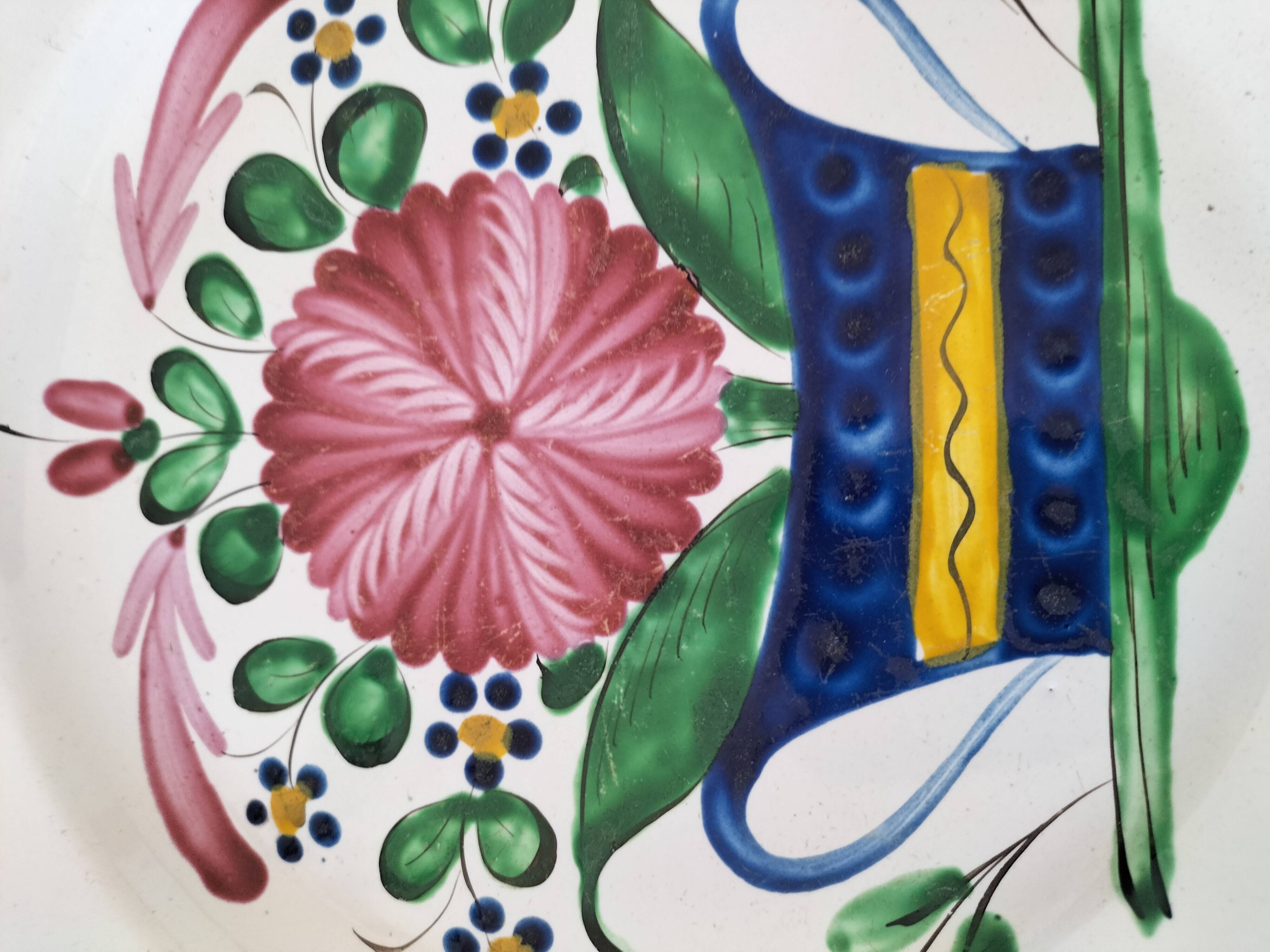 Rooster plates & baskets, earthenware in the spirit of a French bistro.