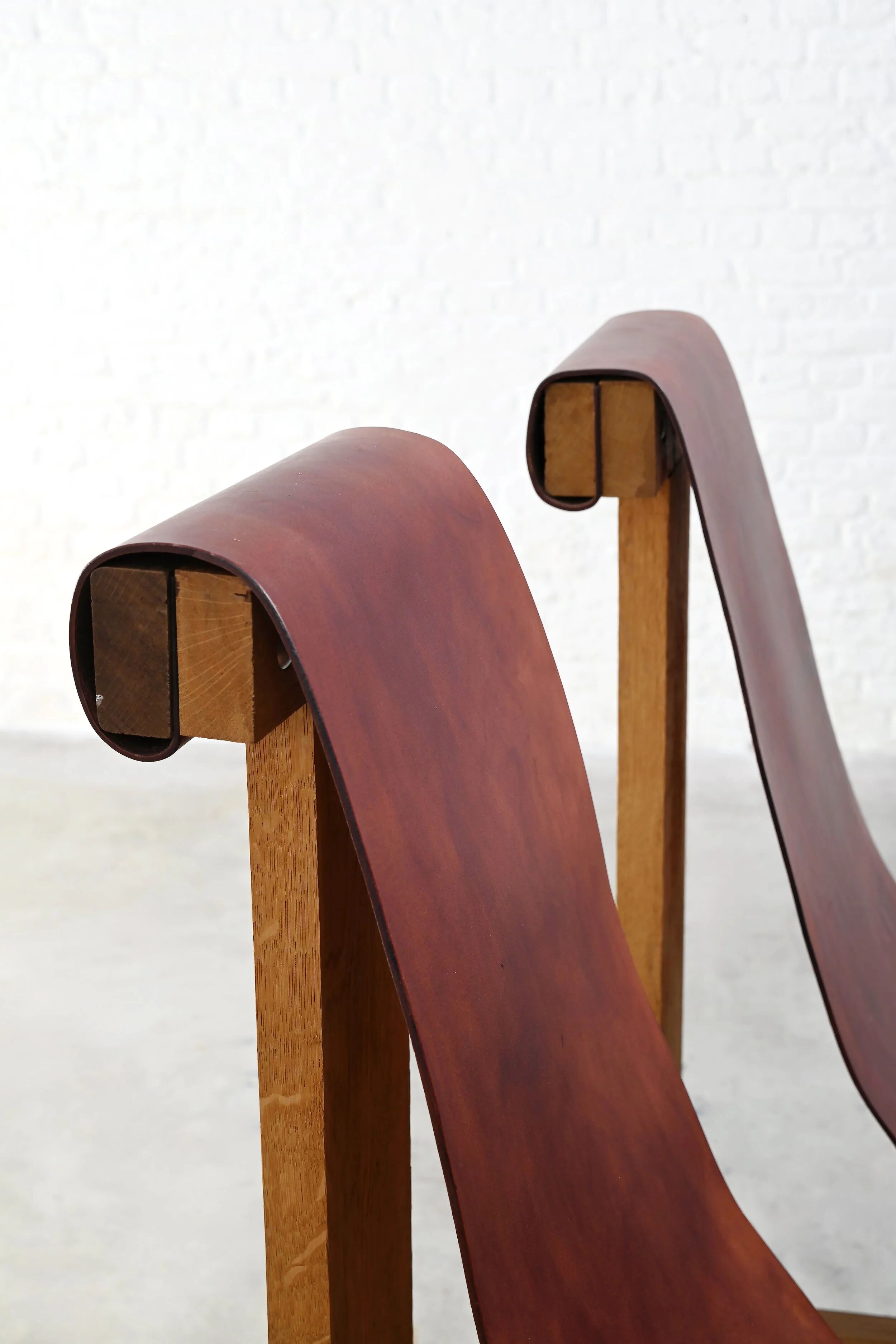 Ensemble de deux chaises en cuir suspendues dans le style de Dominique Zimbacca, années 1970.