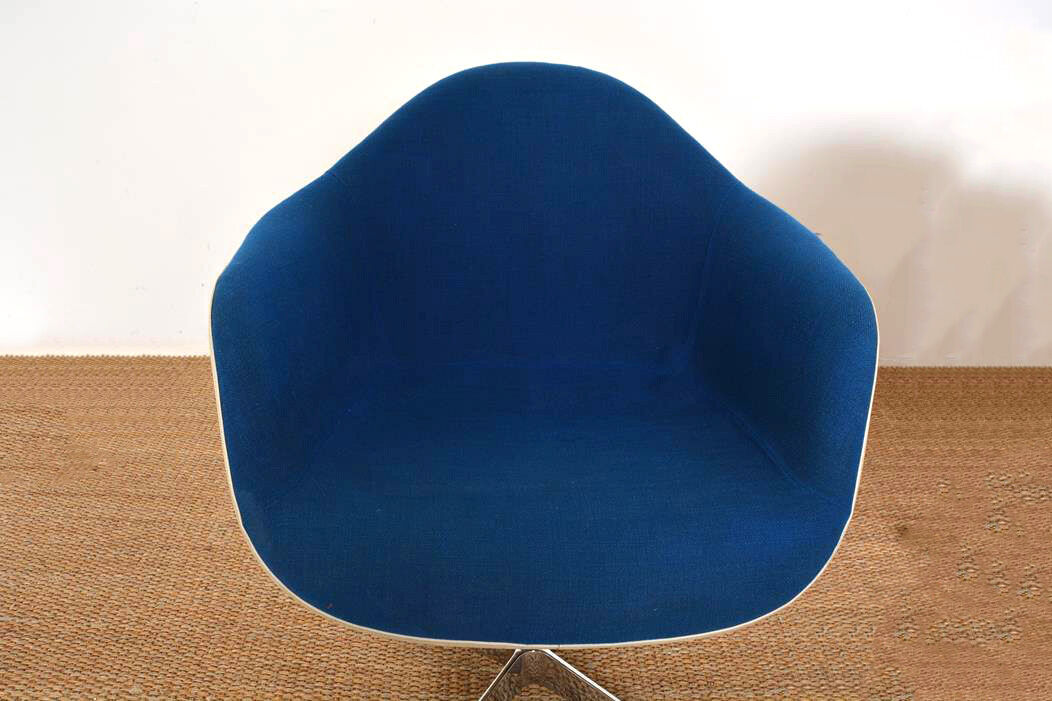 Charles and Ray Eames swivel armchair, Herman Miller Edition dating from the 60s.