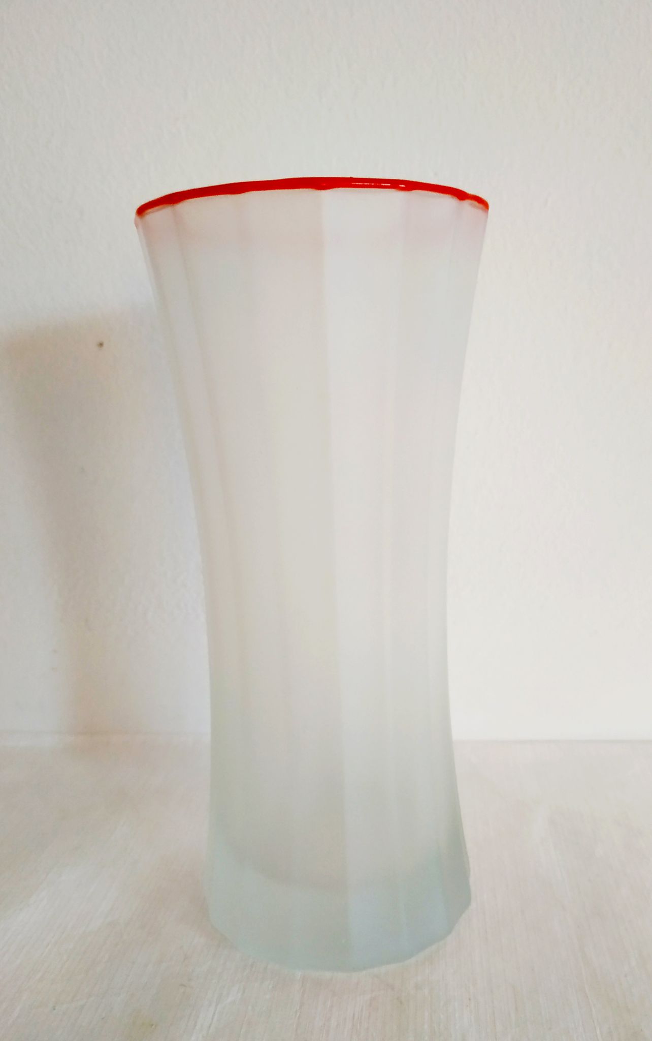 Vase en verre givré et bord rouge