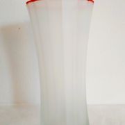 Vase en verre givré et bord rouge