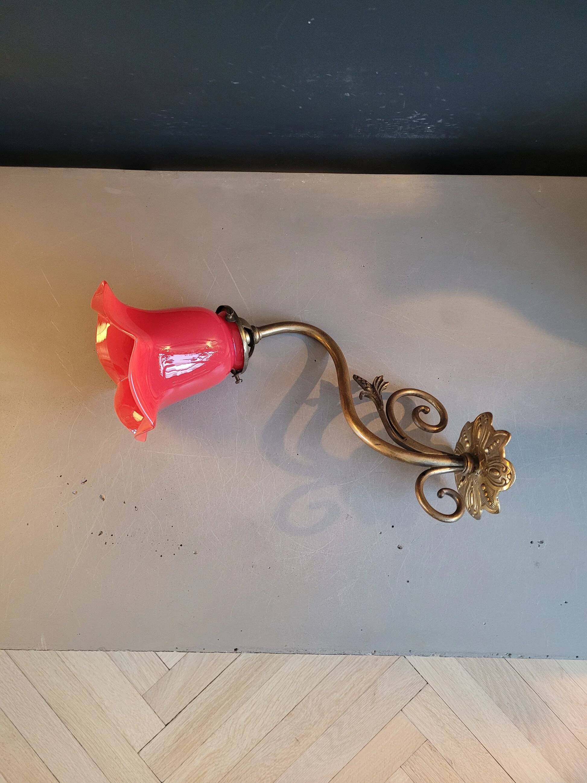 Tulip wall light in brass and red glass