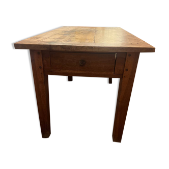 Farmhouse table with 2 drawers