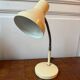 Lampe de bureau en métal jaune pale