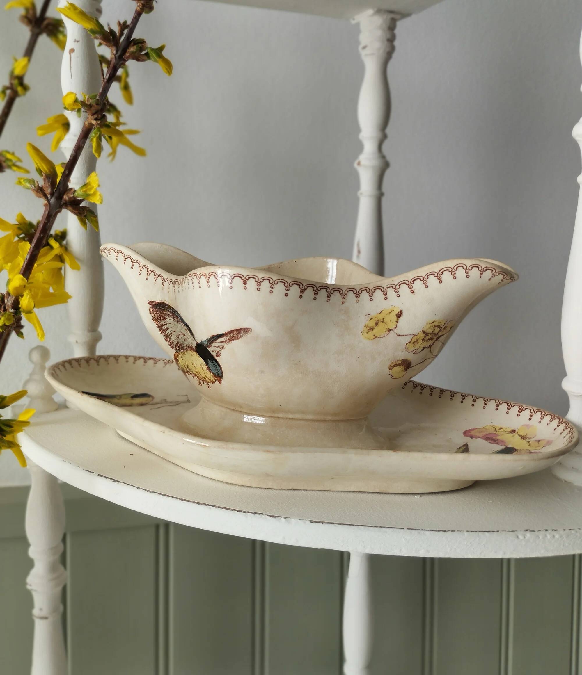 Longwy "Mésange" - Sauce boat on a polychrome ironstone base