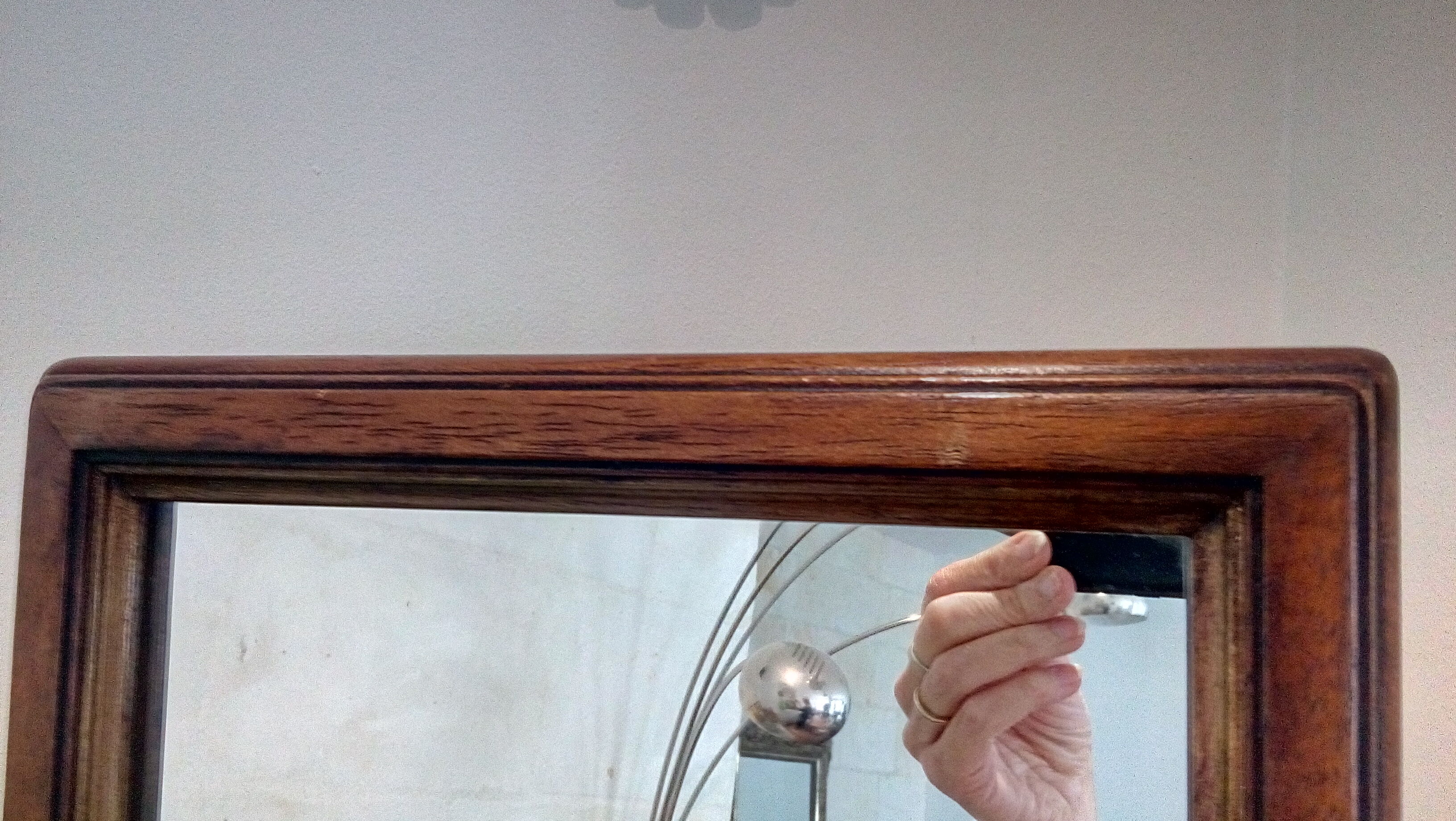 Reclining wood mirror to be laid