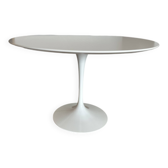 Knoll Saarinen table, diameter 120, white laminate.