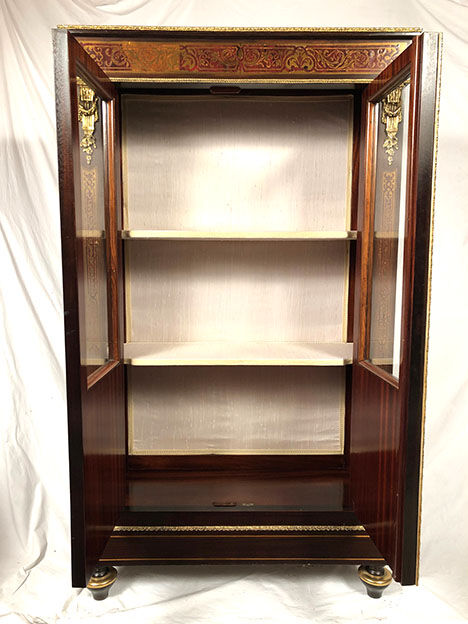 Varnished wood showcase and gold decoration in imitation of the so-called Boulle marquetry