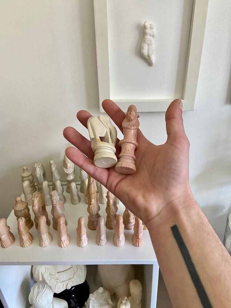 32 stone chess pieces
