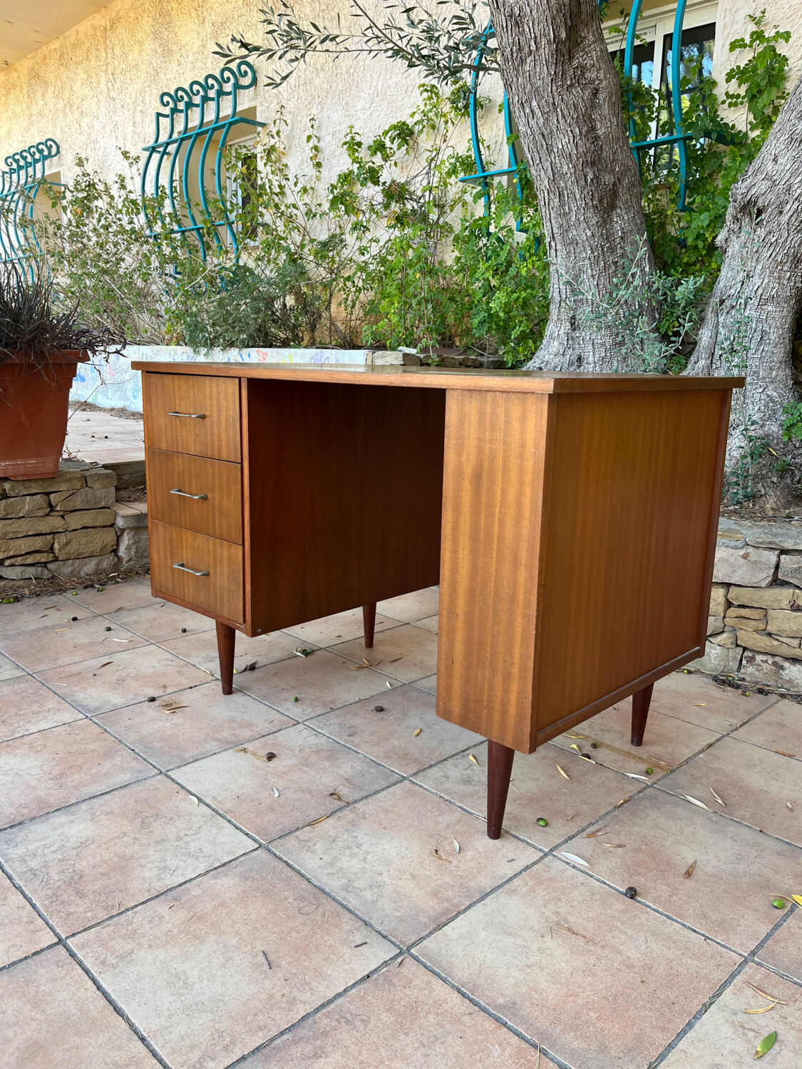 Office 60s/70s feet pencils and small shelves