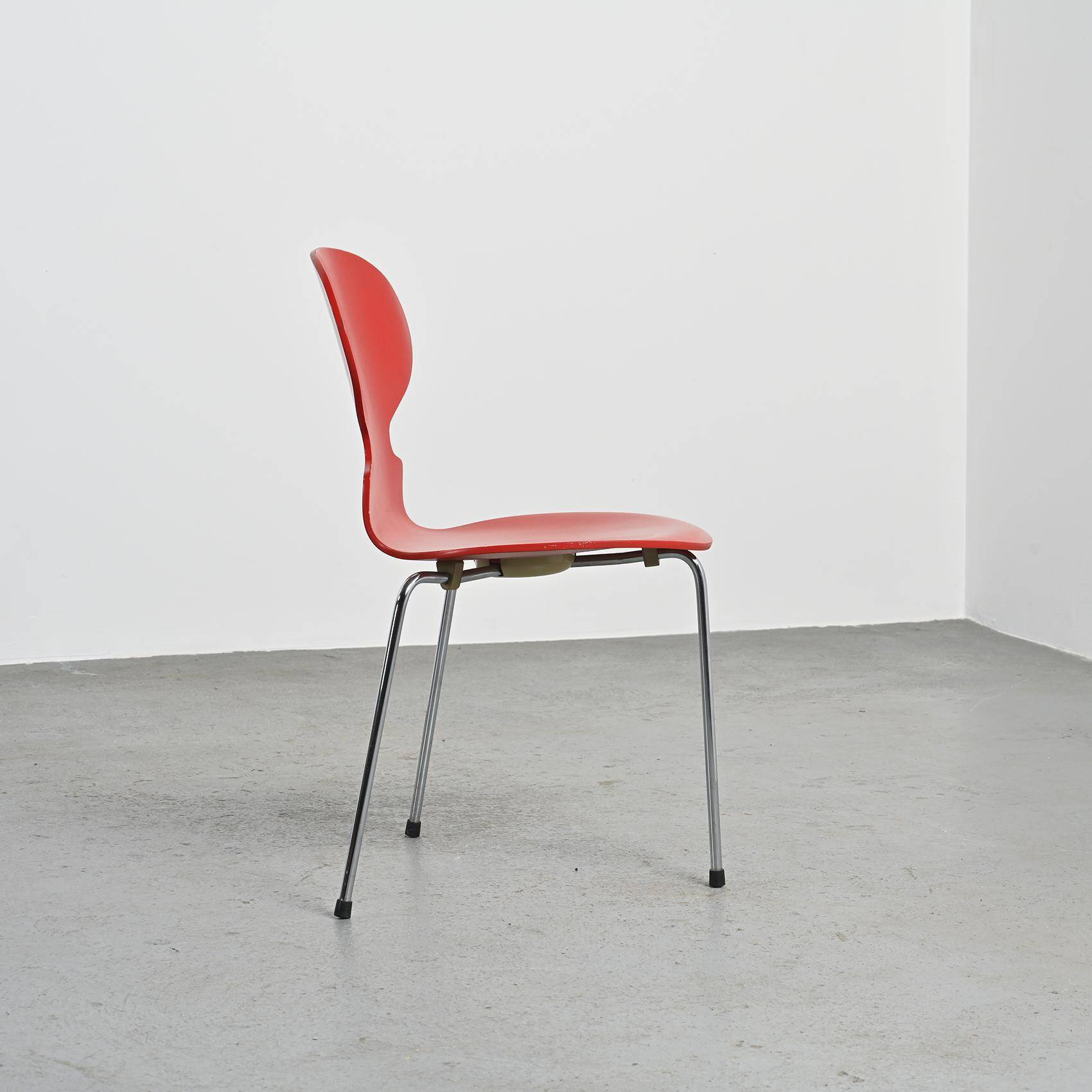 Ensemble de trois chaises "Fourmi", Arne Jacobsen, 1974