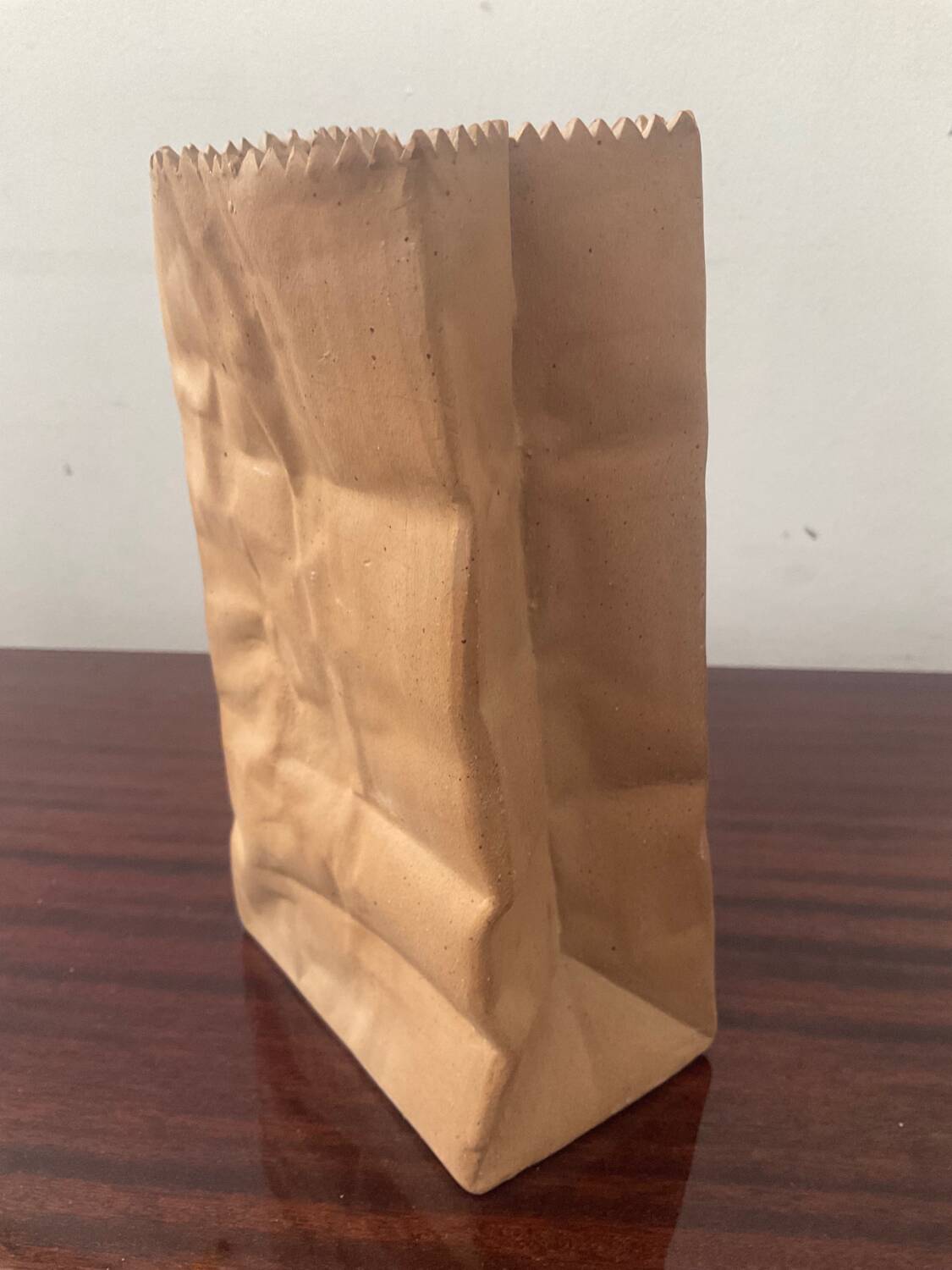 Vase Paper Bag trompe l’œil signé Alka Malta