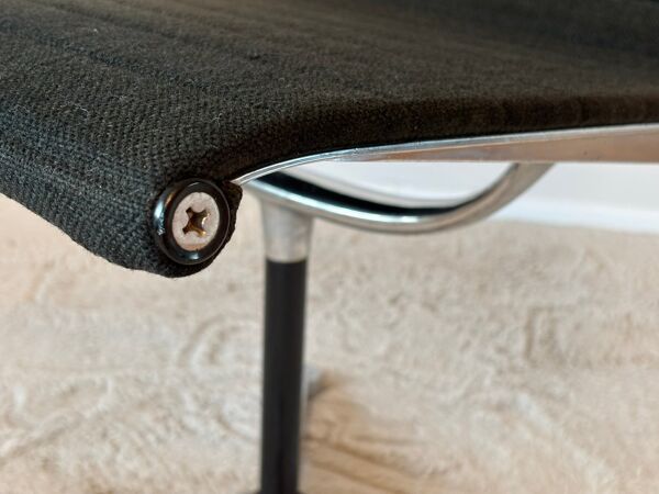 Chaise en aluminium EA 105 par Eames pour Herman Miller, années 1970.