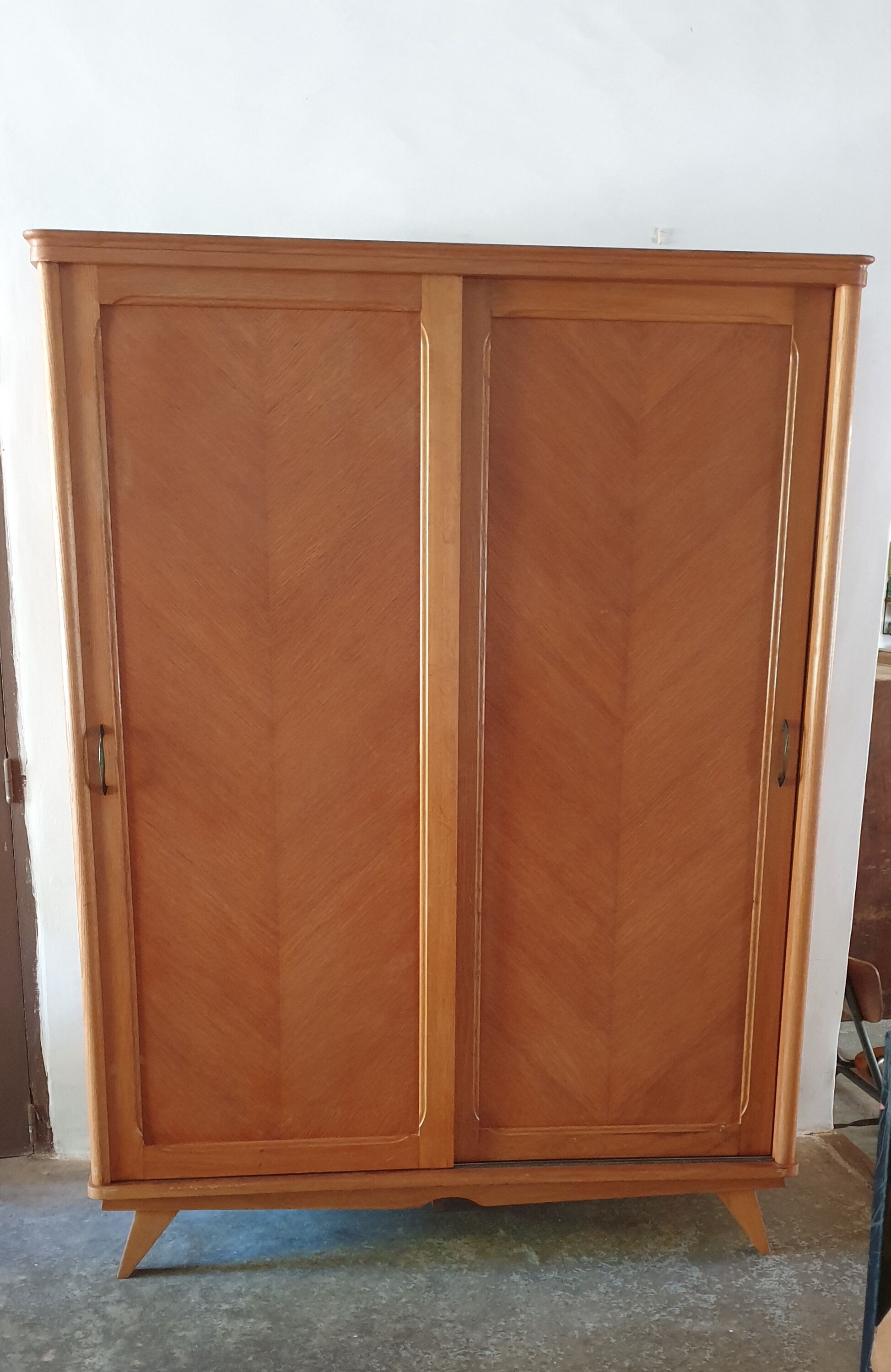 Parisian wardrobe with sliding doors