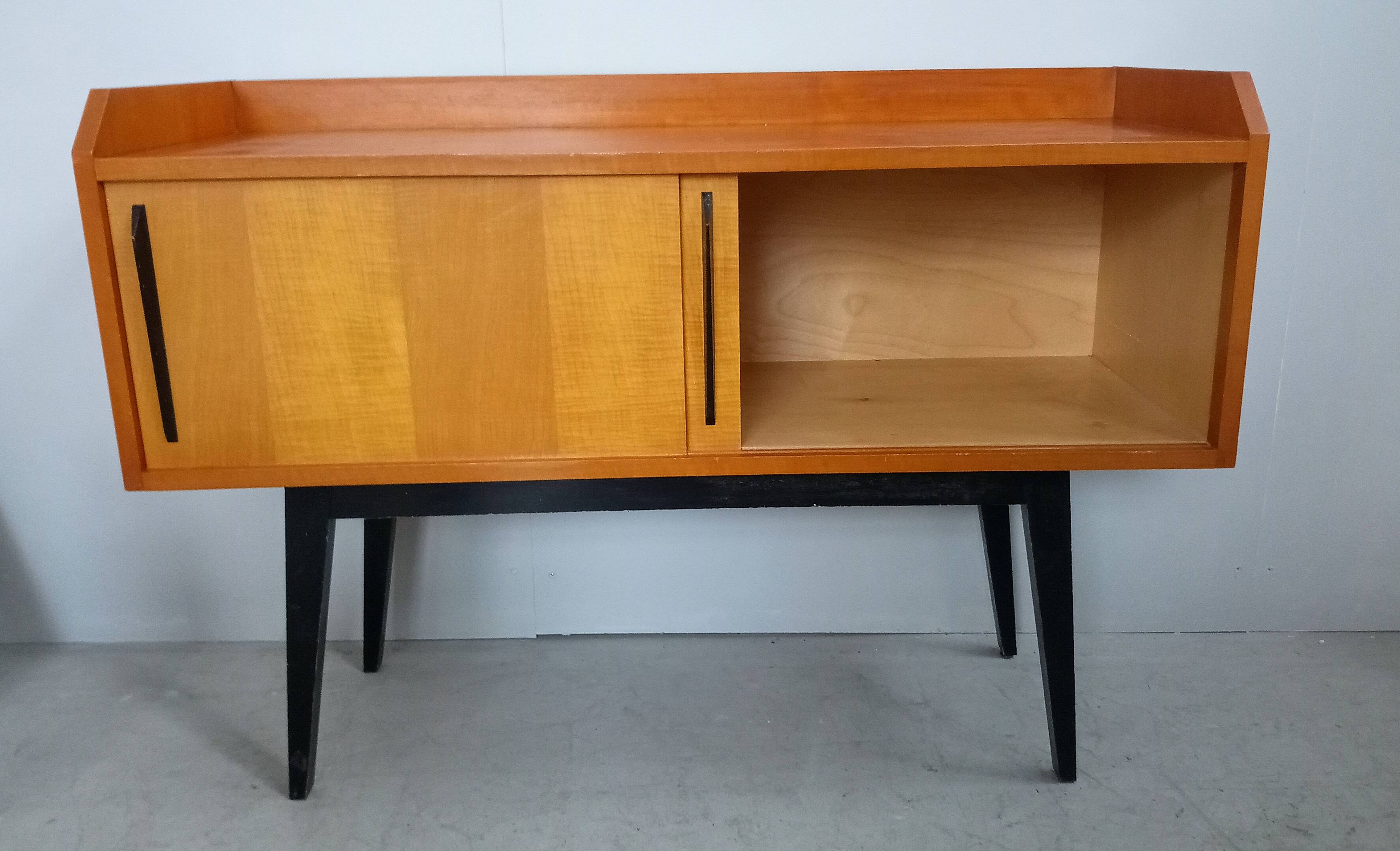 Buffet des années 60 à la manière de Hans Bellmann