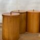 6 pots à épices en bois.