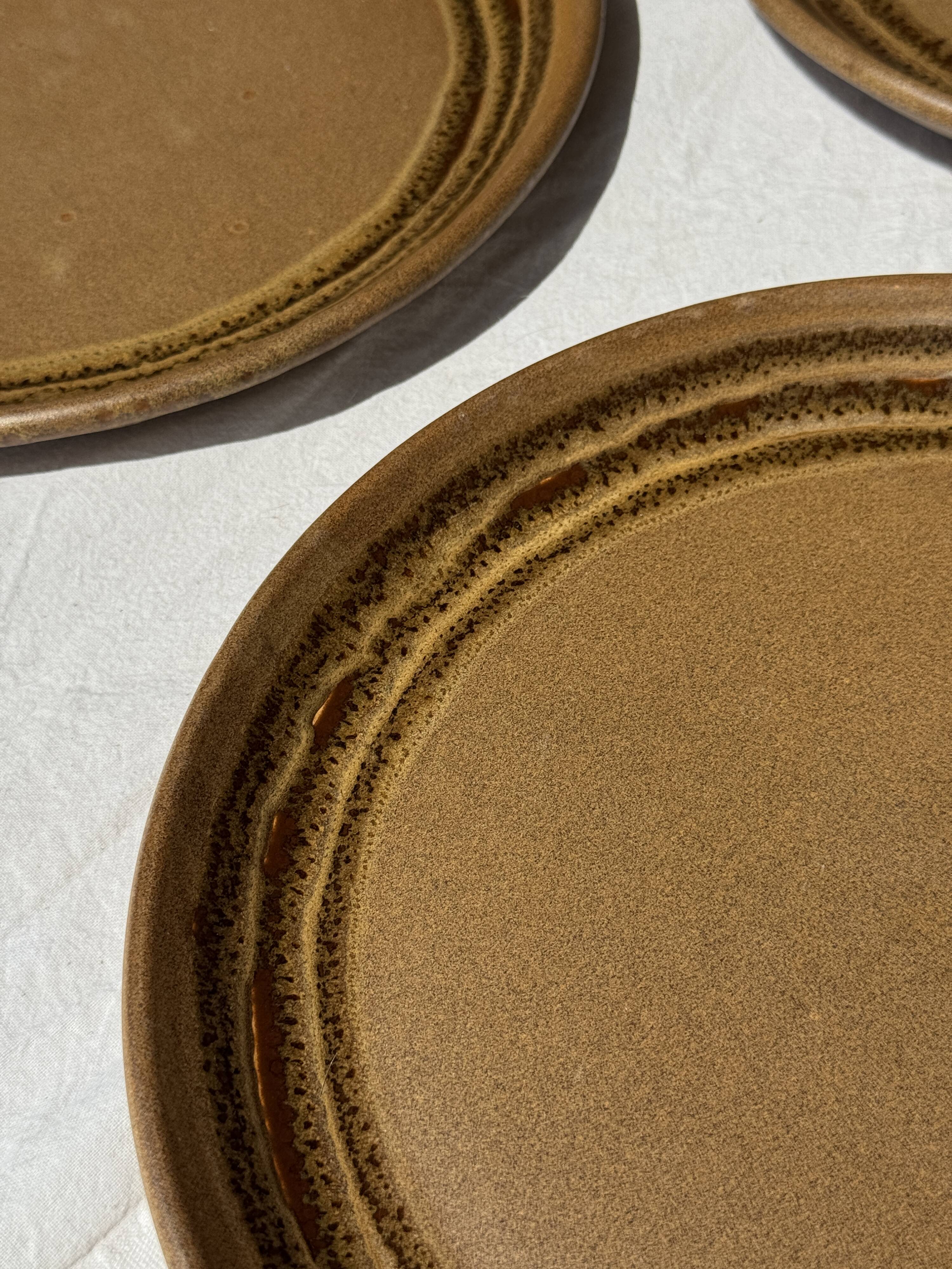 4 assiettes en grès brun