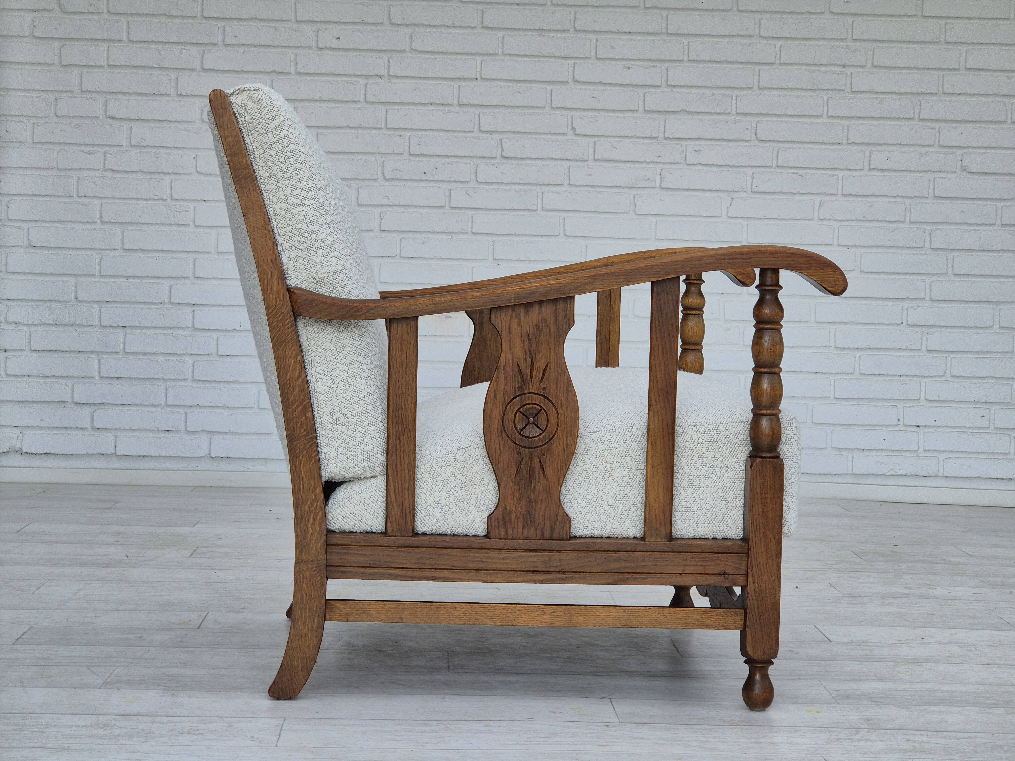 Années 1950, design scandinave, fauteuil retapissé, tissu blanc/gris clair, chêne.