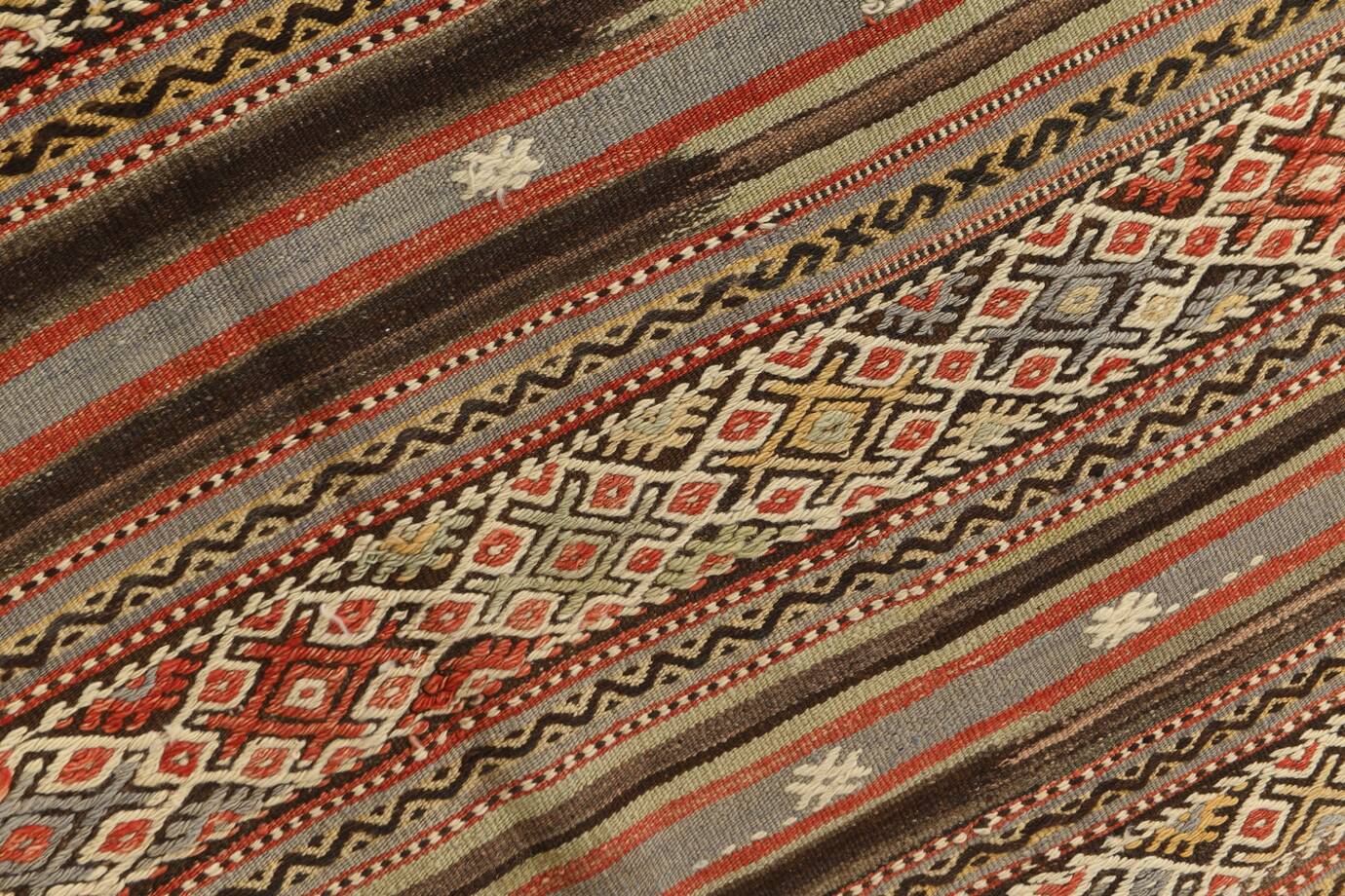 Kilim vintage tons rouges et bruns, motifs ethniques anatoliens, 156x244 Cm