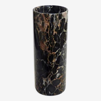 Cylindrical vase with veined black marble