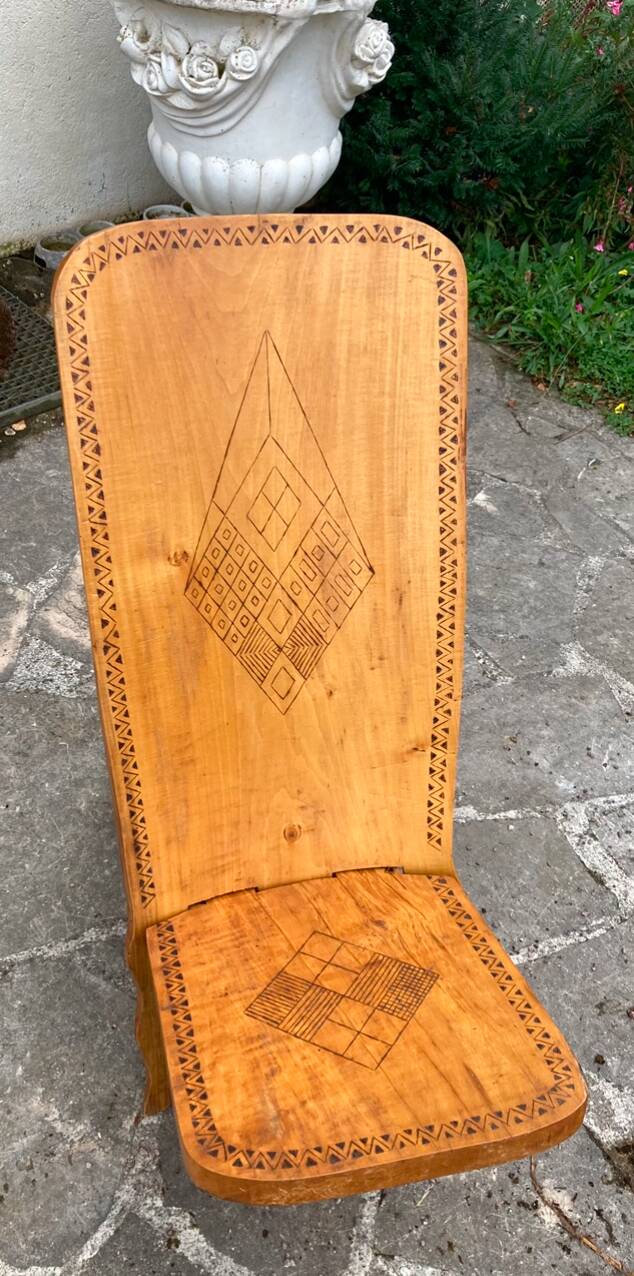 Grande chaise Africaine vintage en bois massif sculpté de motifs géométriques