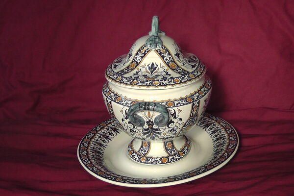 Soupière et plat de service en faïence de Gien XXe