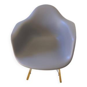 eames plastic chair