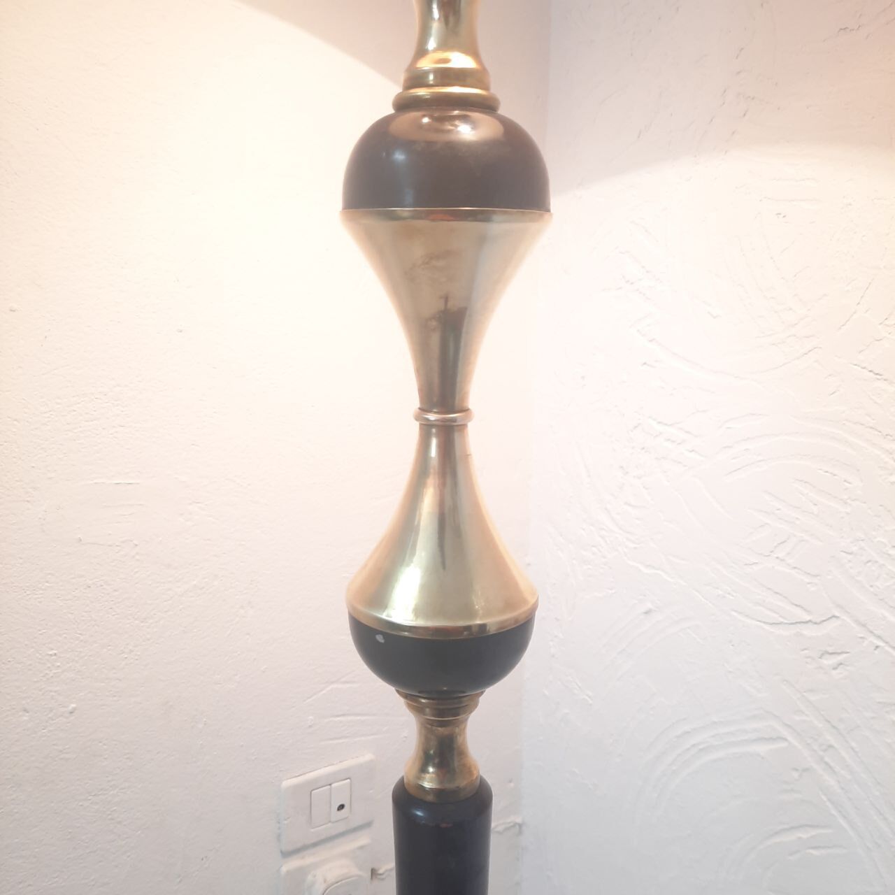 Tripod floor lamp - 1950s - wood and brass.