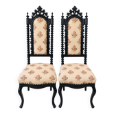 Paire de chaises à dossier haut de style gothique revival, en bois ébène, vers
