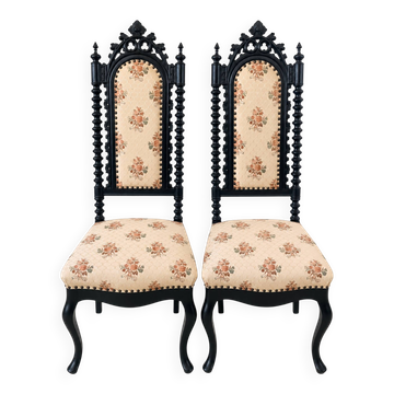 Paire de chaises à dossier haut de style gothique revival, en bois ébène, vers