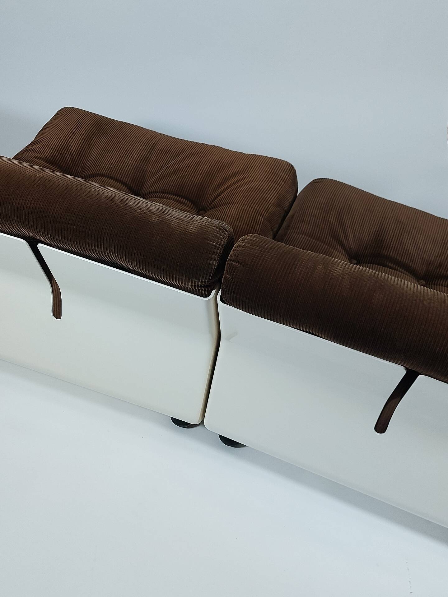 Paire de fauteuils lounge Amanta en velours côtelé et fibre de verre par Mario Bellini pour C&B Italia