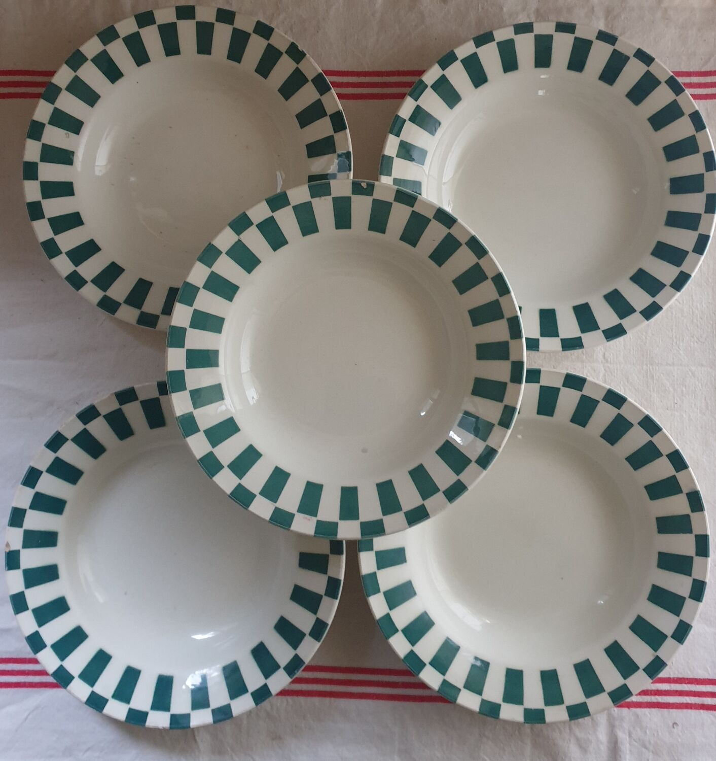 Suite de 5 plates Digoin checkerboard pattern