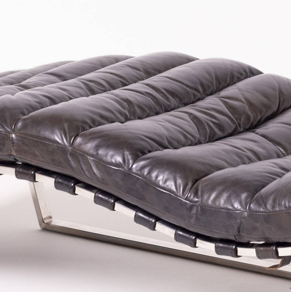 Oviedo mid-century vintage style chaise longue in dark brown leather and chrome