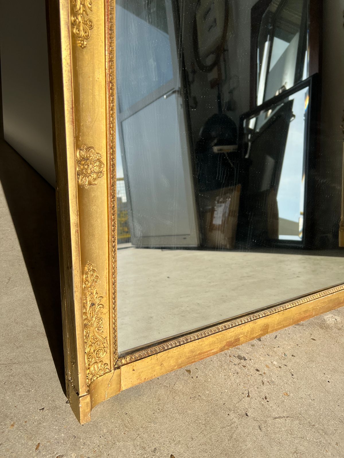 Golden mirror style Restoration decorated with stretched palmettes