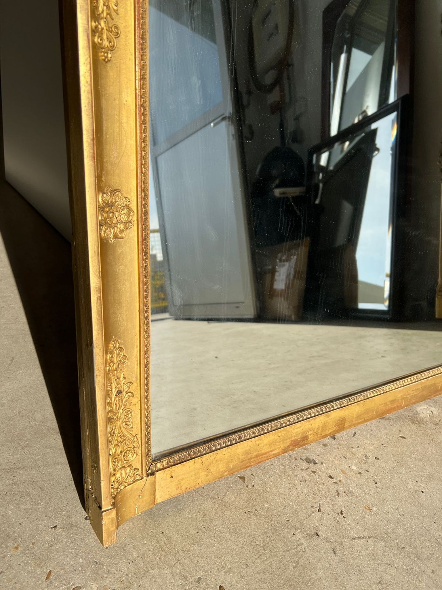 Miroir doré style Restauration à décor de palmettes étirées