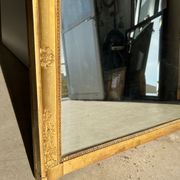 Miroir doré style Restauration à décor de palmettes étirées