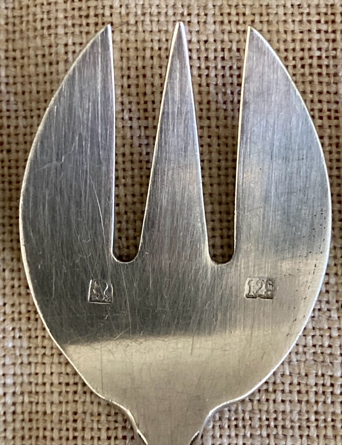 Art Deco oyster forks in punched silver metal, leatherette box