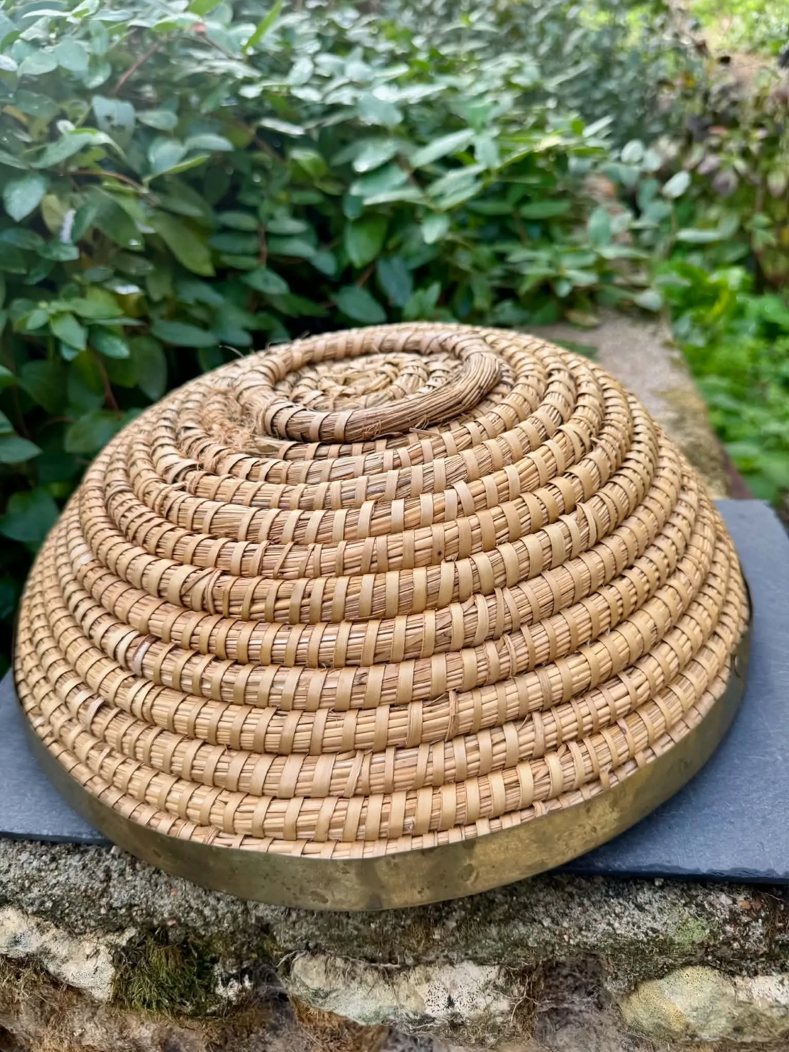 Large wicker basket in rush and brass in the style of Gabriella Crespi from the 1960s.