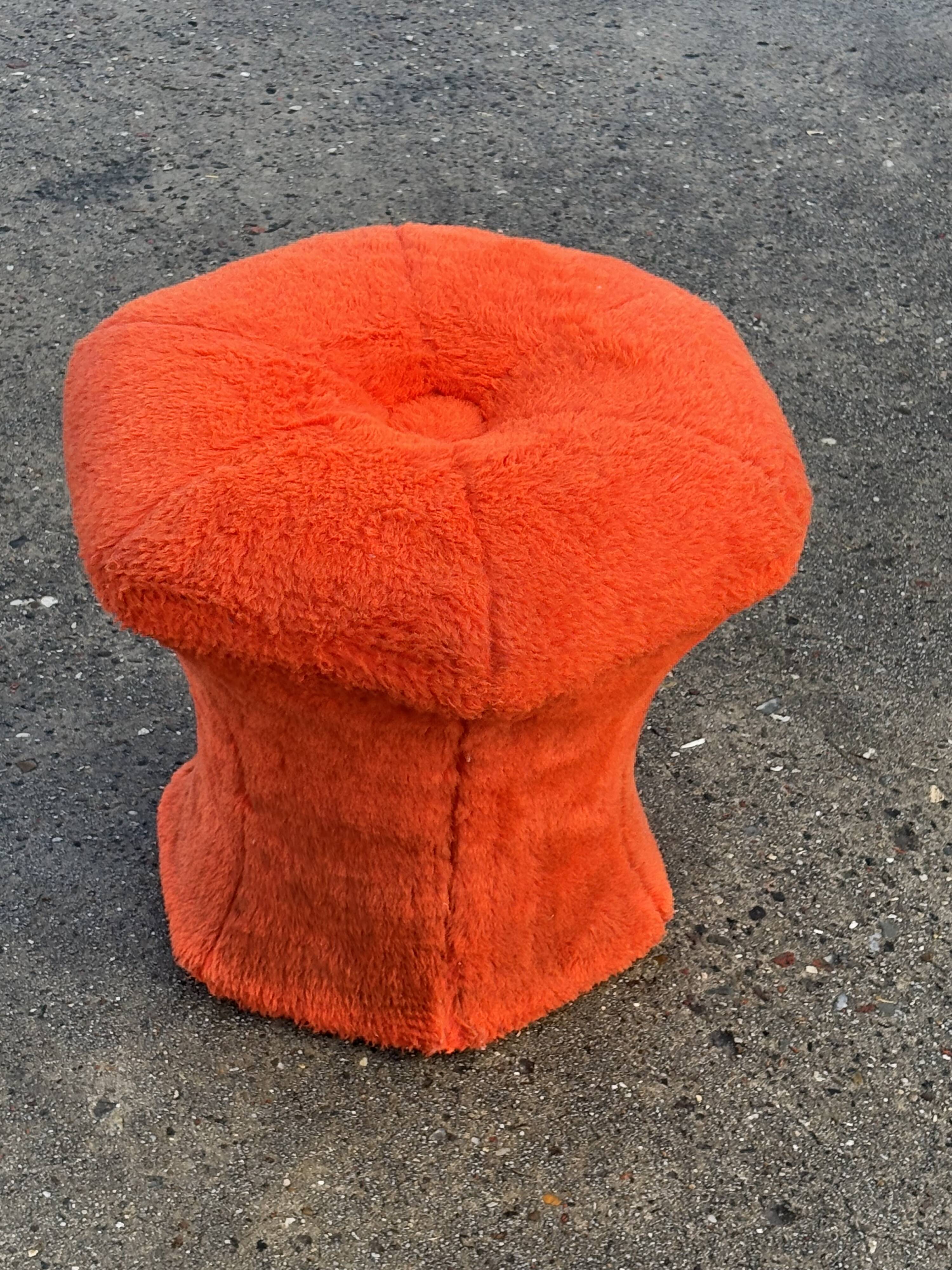 Pouf repose-pieds rond recouvert de peluche en forme de champignon vintage des années 60 et 70