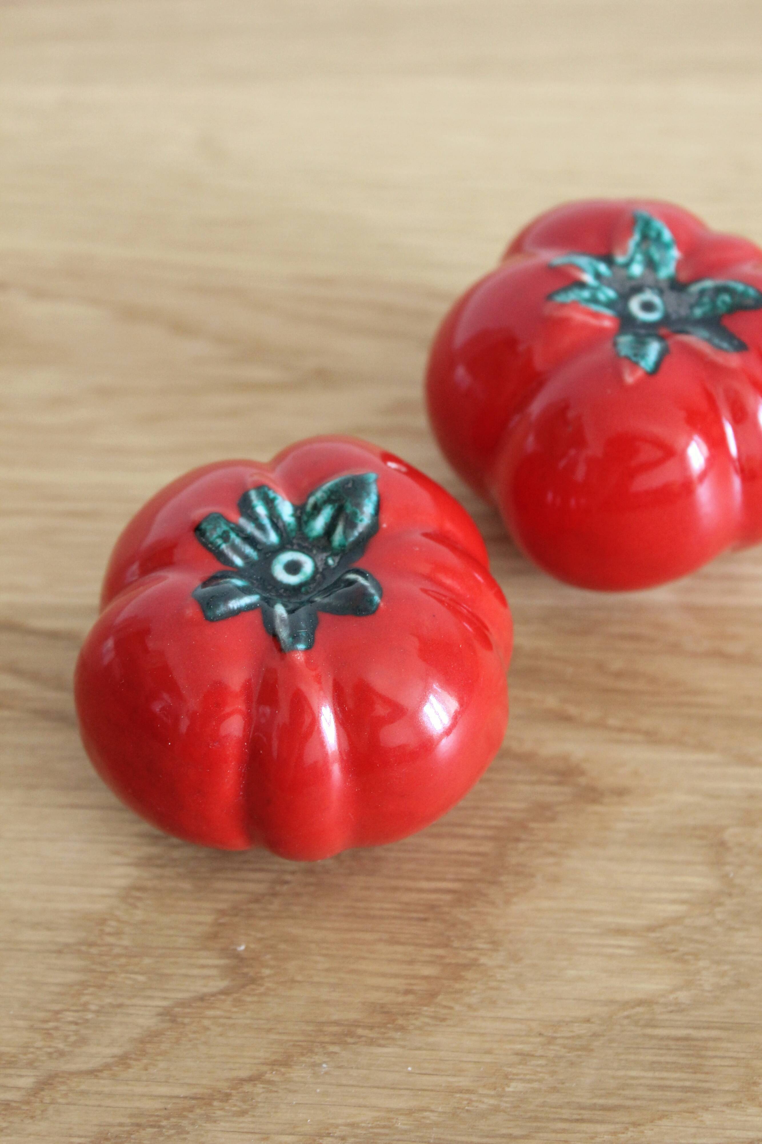 Salt and pepper tomato in vintage slurry