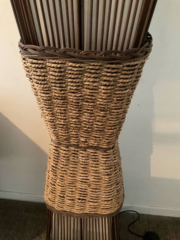 Lampadaire vintage en rotin et raphia