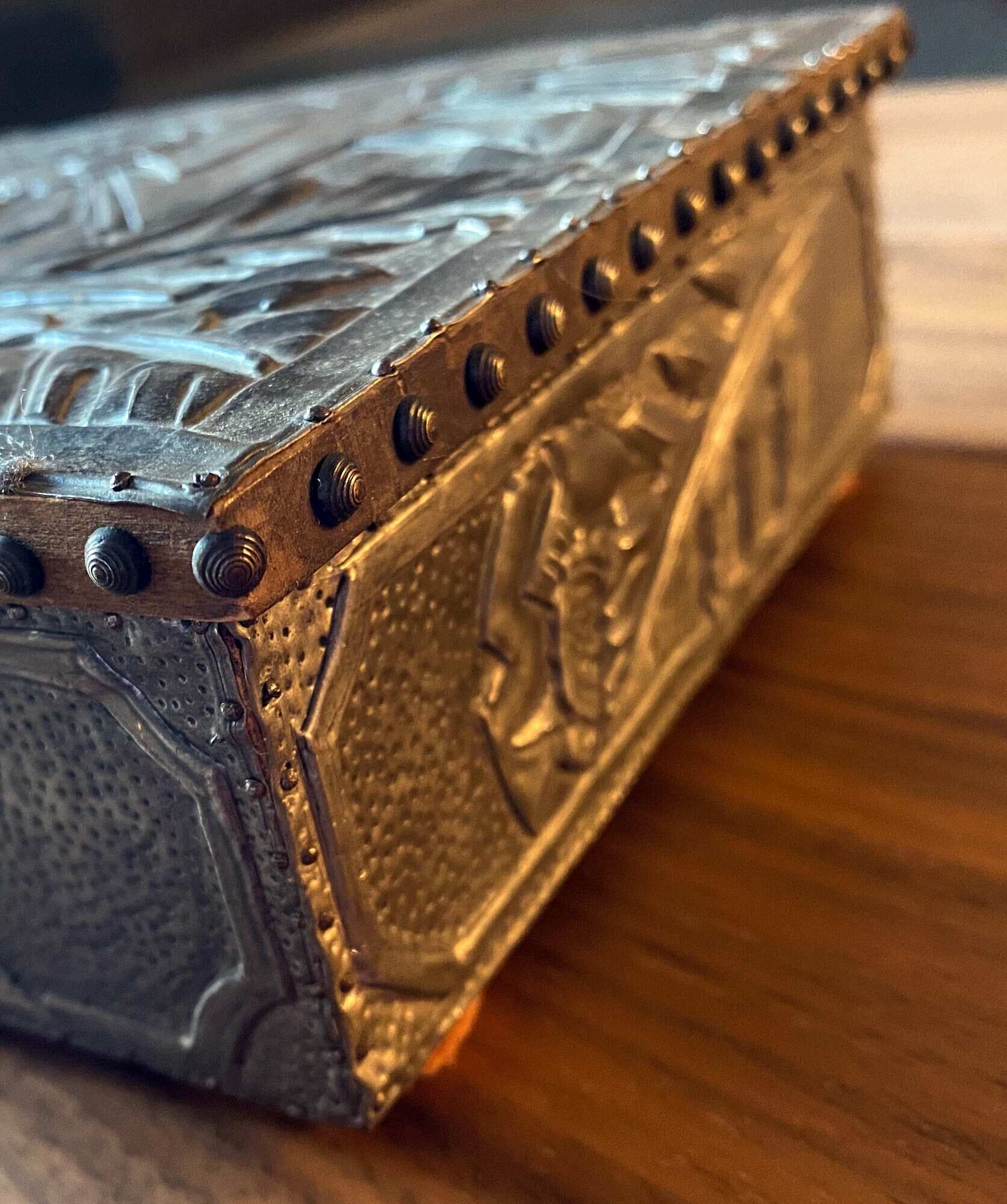 Art Deco box box (circa 1930) in zinc repoussé with Floral motifs