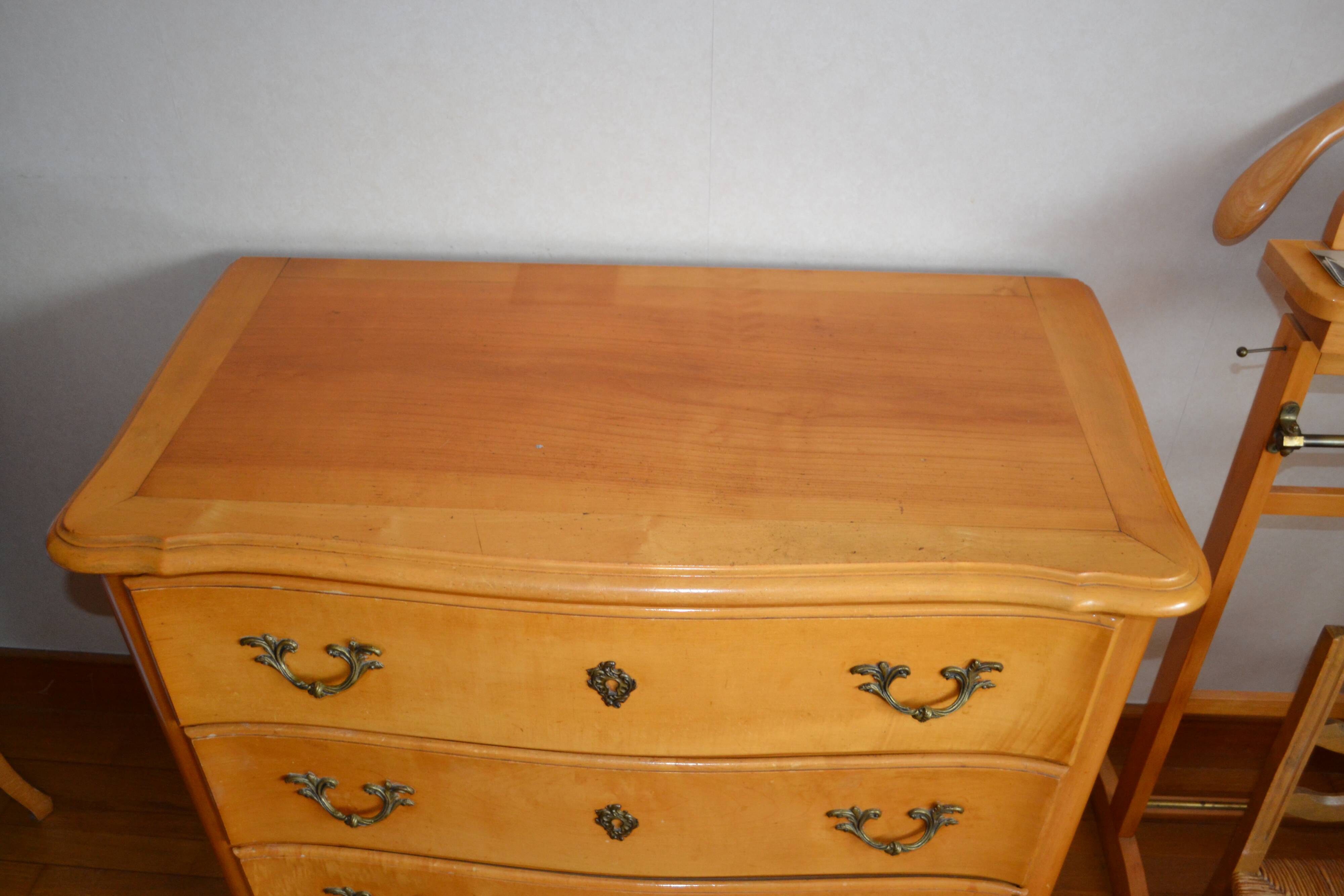 Commode en bois clair, trois tiroirs