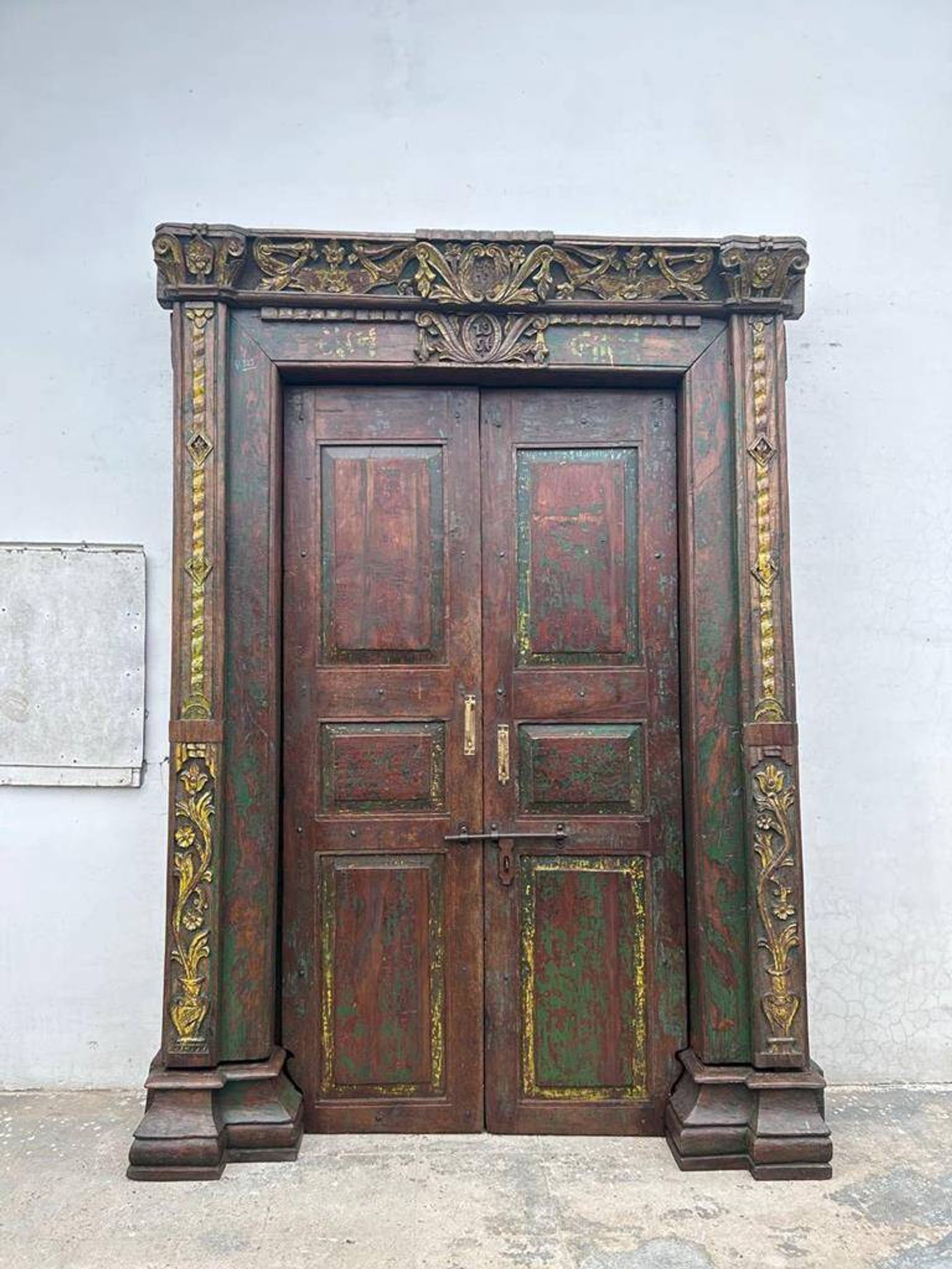 Porte indienne ancienne en teck pièce et patine d'origine