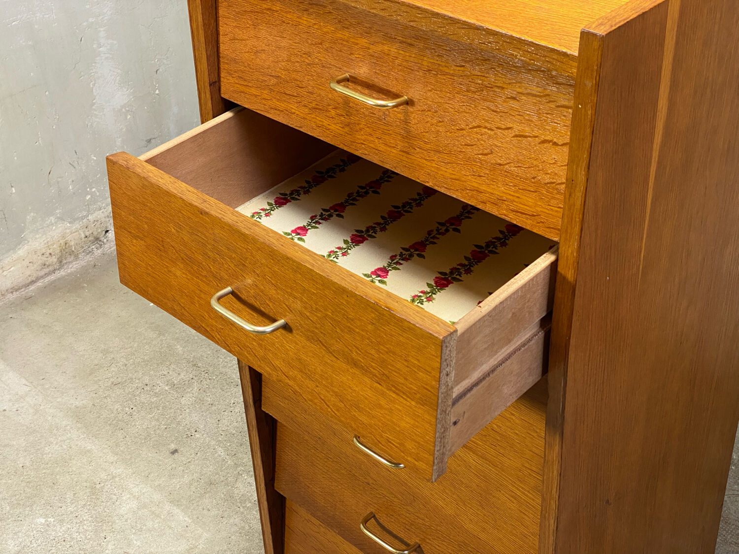 Oak chest of drawers