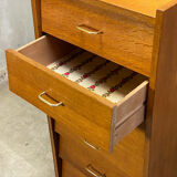 Oak chest of drawers