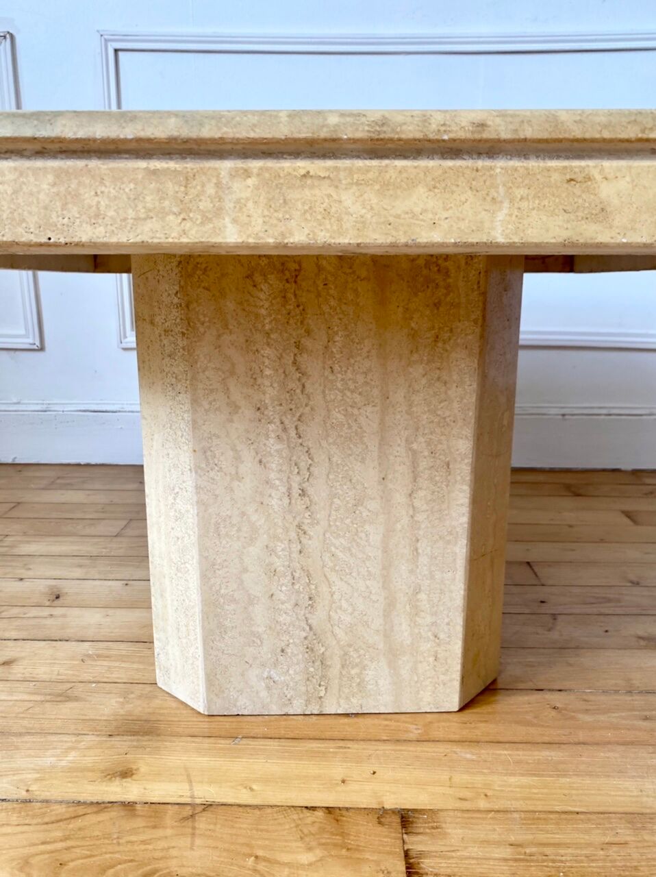 Table basse carré en marbre et travertin