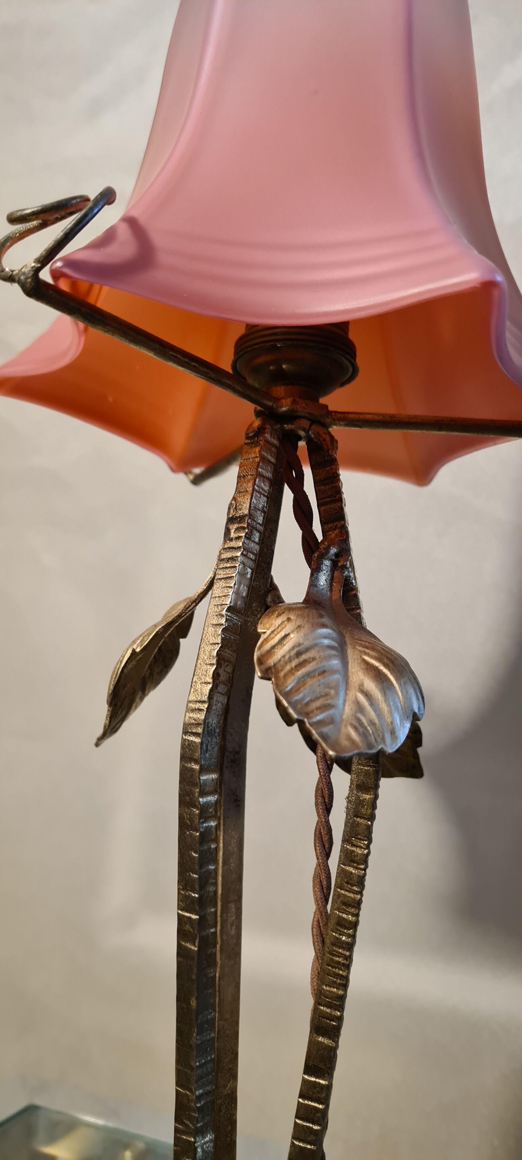 Wrought iron lamp from 1920 to 30, with gold patina with pretty pink tulip 39x16