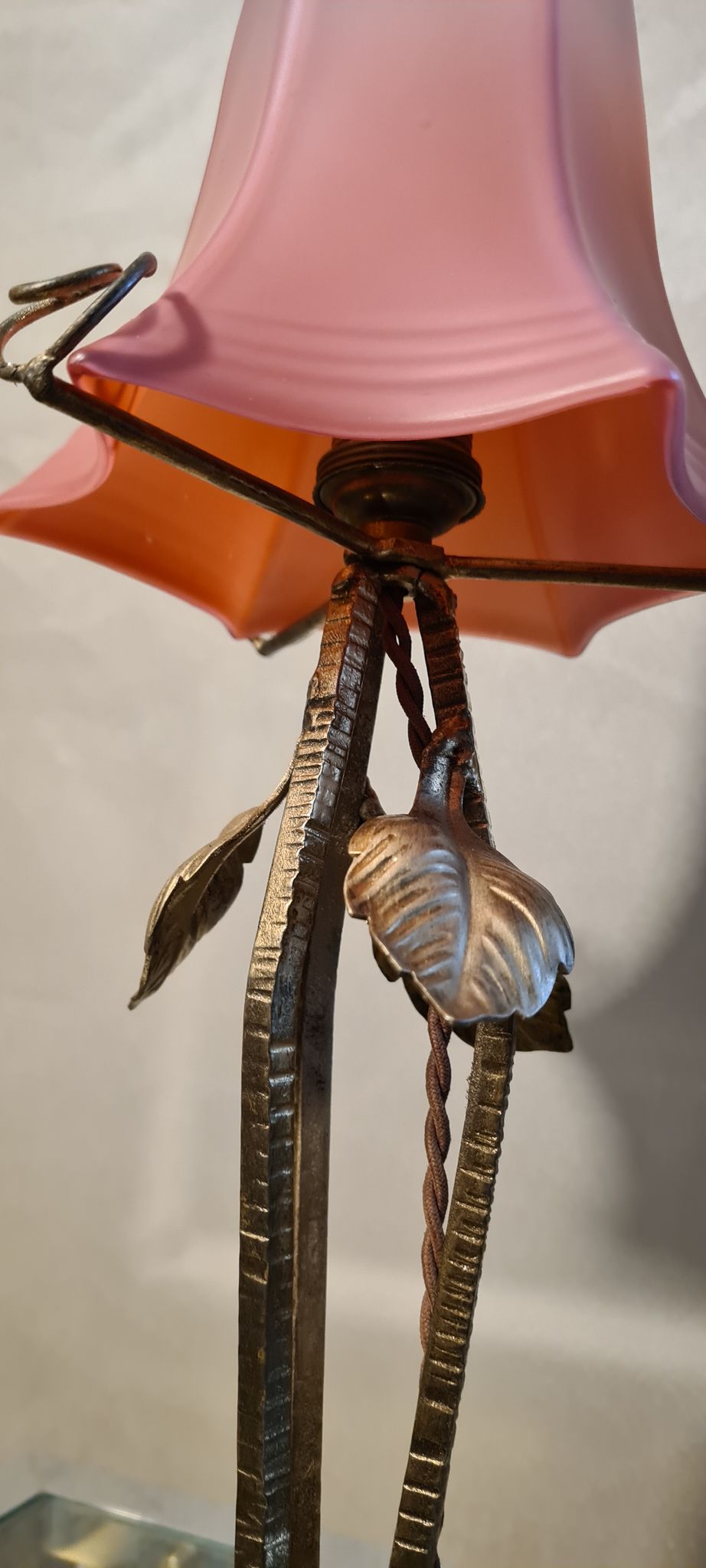 Wrought iron lamp from 1920 to 30, with gold patina with pretty pink tulip 39x16